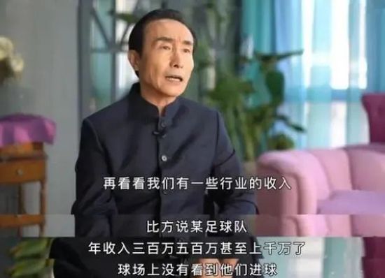 按照导演Franco Zeffirelli本人的早年小我履历改编，讲述二战时代，一群酷爱意年夜利文化艺术的女性在佛罗伦萨和圣吉米尼亚诺的履历，此中包罗和墨索里尼品茗的前英国年夜使夫人(Maggie Smith饰)、帮雇主赐顾帮衬私生子卢卡的玛丽(Joan Plowright饰)、艺术酷爱者阿拉贝拉(Judi Dench饰)、年青英国记者康妮(Tessa Pritchard饰)、精悍的美国女性乔琪(Lily Tomlin饰)、放浪但好心的美国女性埃尔莎(Cher饰)。战争爆发前，她们经常聚在前年夜使夫人处，或是在